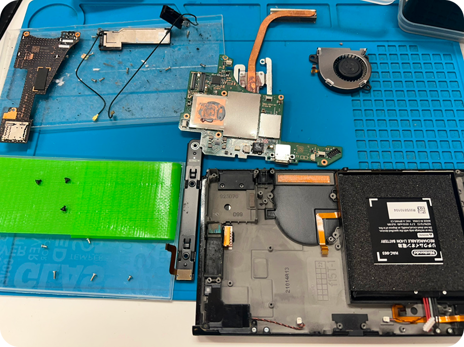 iPhoneを分解して査定する様子