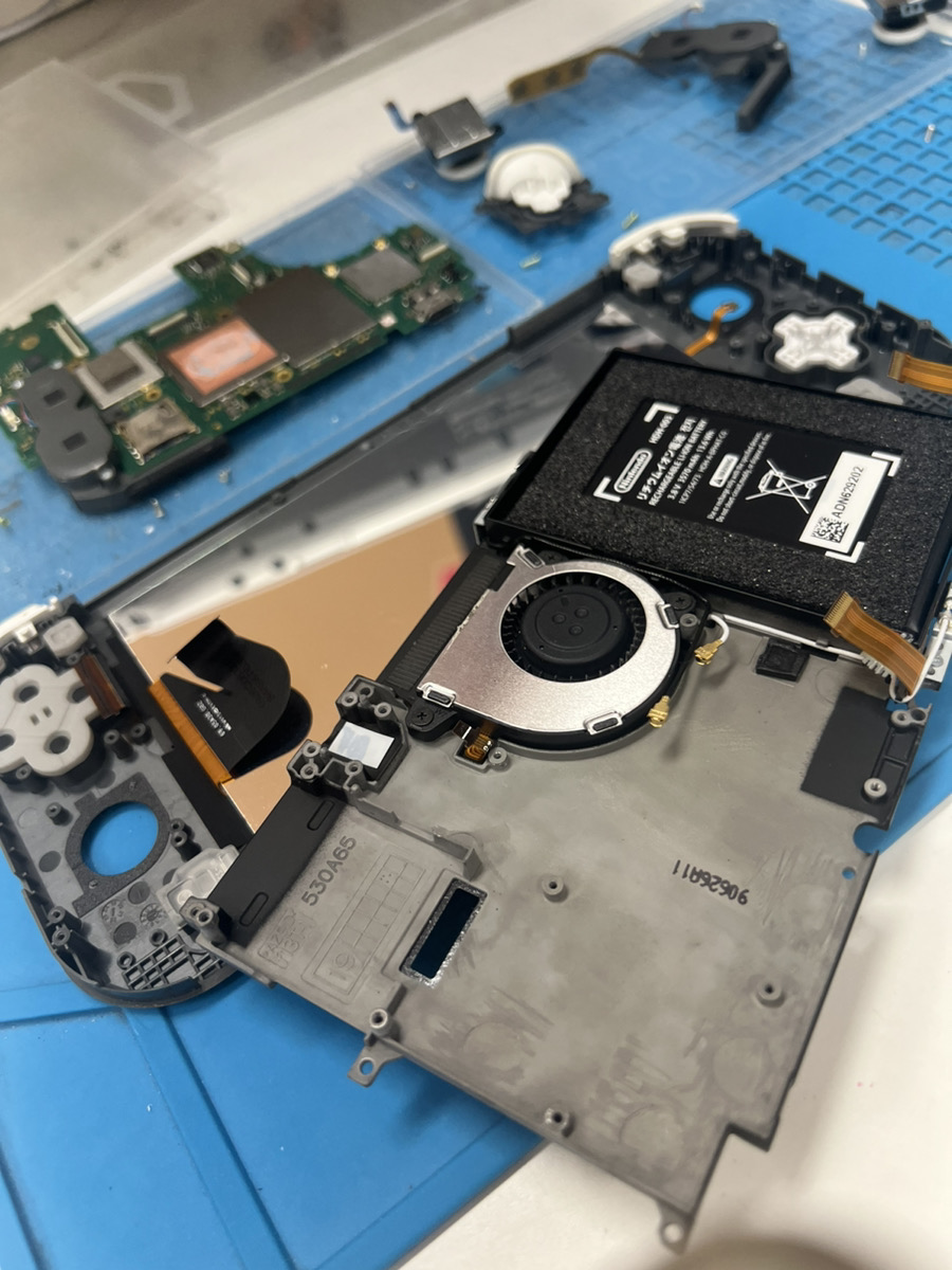 iPhoneを分解して査定する様子